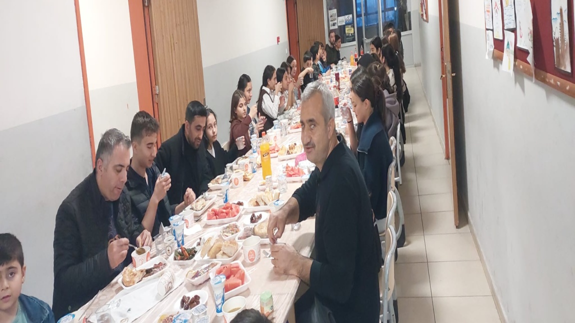 LGS Hazırlık Öğrencilerimizle İftar Yemeği Etkinliği