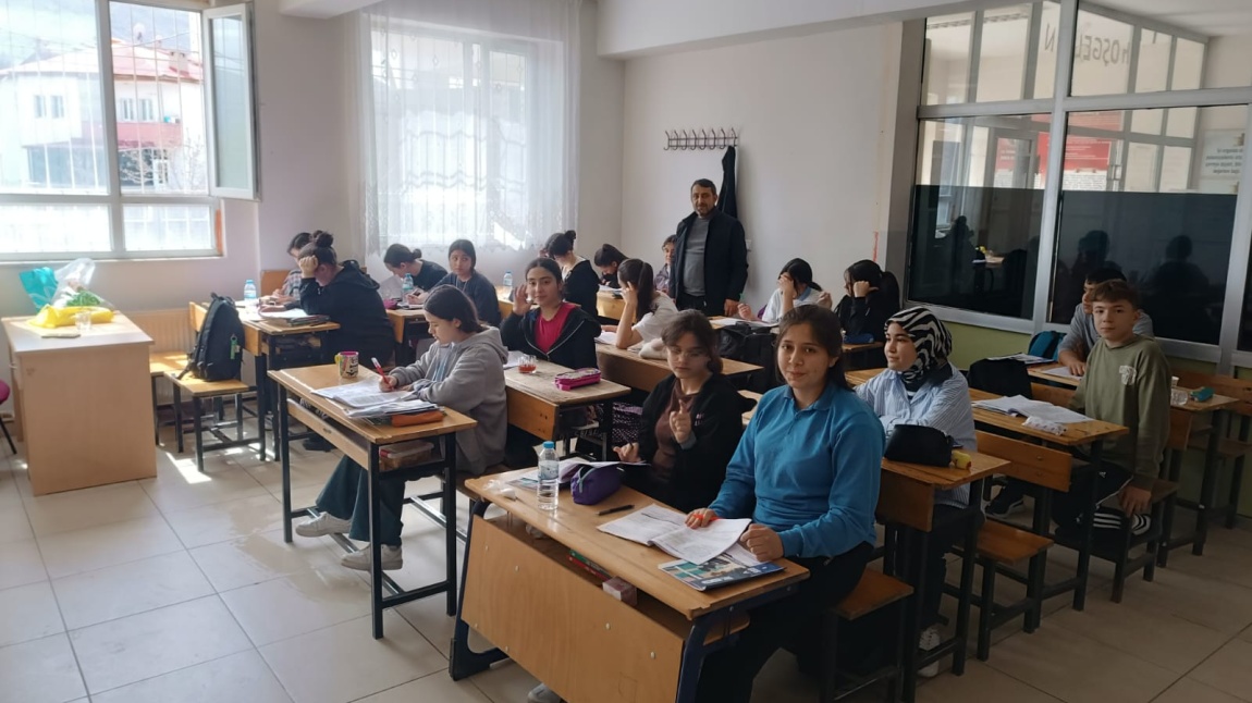 Okulumuzda LGS Hazırlık Öğrencilerimize Yönelik Etütlerimiz Başladı.